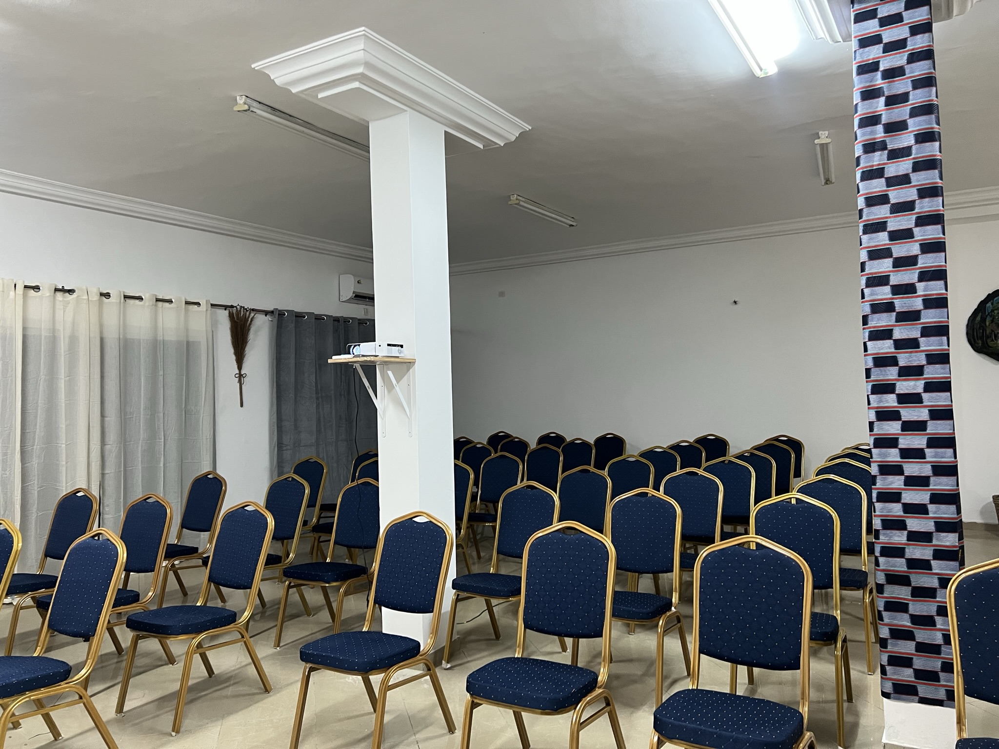 Salle de conférence PÔPAIX aménagée pour un séminaire