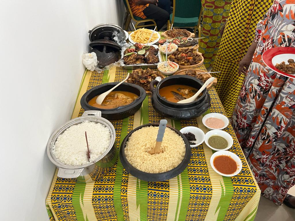 Table de plats locaux à Anwukua