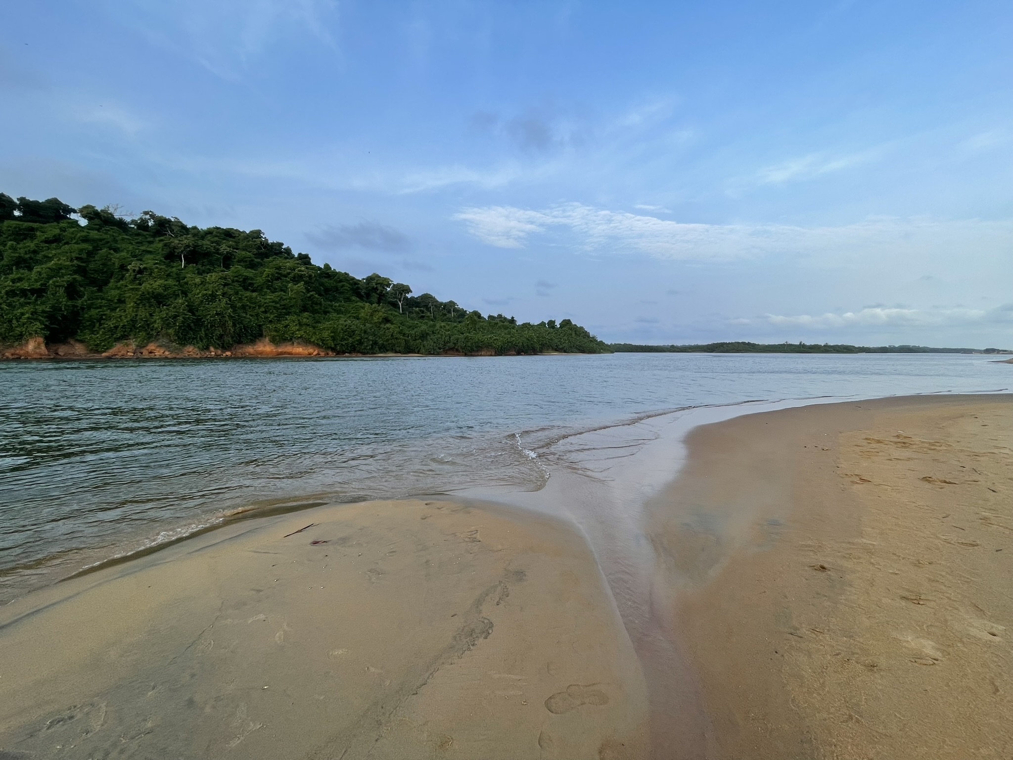 Plage, lagune et falaise à Fresco